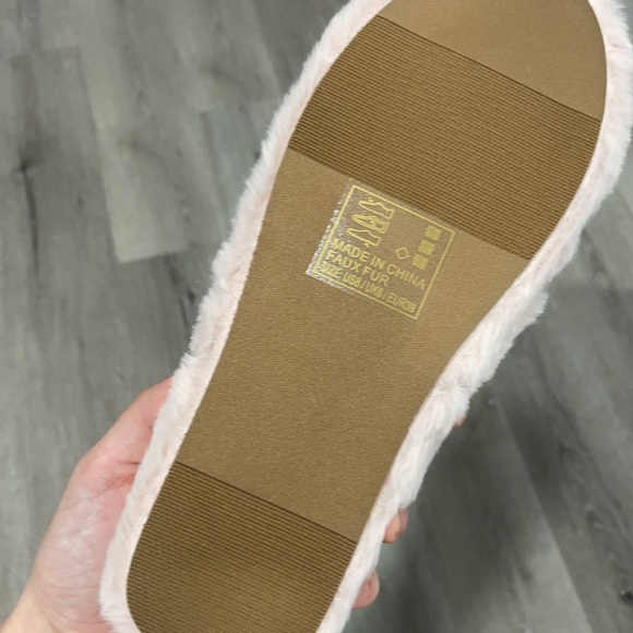 Nude faux fur slipper slides crisscross straps - Picture 9 of 10